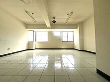 **探索公園邊間大面寬百坪店面**