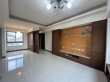 近楊梅國中小學五揚高架桂冠三房車