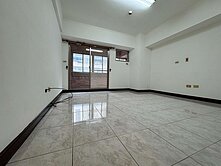 健康三街商圈樓店1+2+3樓+平車～黃金美店面