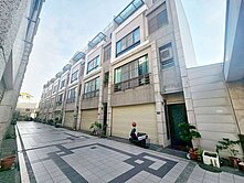 ~正東區~雙車併排透天別墅~輕屋齡屋況讚~