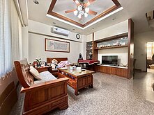 南屯好市多旁面寬6米震後孝親5房美別墅門前停車