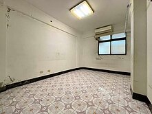 景美捷運站邊間車庫一樓~~