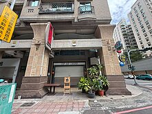 巨蛋瑞豐夜市三角窗黃金樓店