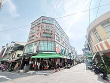 屏東中央市場三角窗百建坪金店住