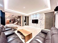 坐擁萬坪公園退休慢生活｜輕屋齡百坪四車臨路電梯豪墅