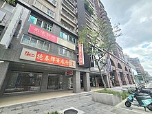 忠孝復興捷運旁噴錢九米大面寬金店