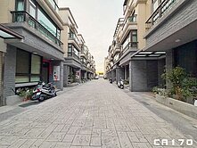 潭子輕屋齡邊間|可停雙車別墅