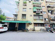 大搶手👍六張犁捷運大面寬三角窗邊間一樓~門口停車