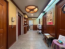 蚵仔寮商圈｜亞熱帶｜臨路邊間｜顯眼電梯金店面