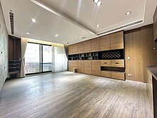 近文心崇德捷運站｜臨１２米路｜精裝修透天店面