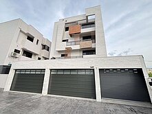 尊榮超大地坪94坪~全新獨棟5套房+6車電梯別墅