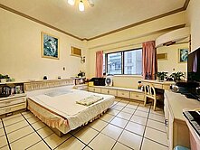 近大直捷運站約260M，一層一戶四面採光方正華廈