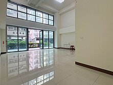 挑高6米+大面寬三角窗店面+平面車位