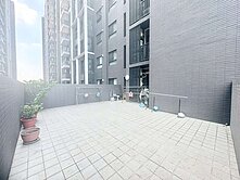 ５房雙主臥２平車｜露台戶就露臺戶，這麼大是要嚇誰？