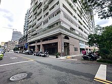 雙公園邊間1-3樓平面車位-店住