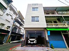 鳳山華鳳特區旁翻新邊間3樓車庫透天 #王詅