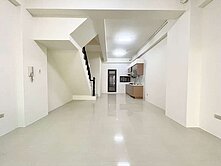 上楓國小旁透天｜屋況極佳+前院車庫