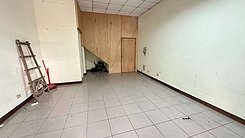 嶺東科大商圈正街店住1+2樓+車位|騎樓可再停一車