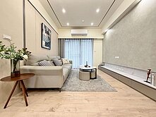 西區全新交屋向上精誠商圈精裝三房休旅車位