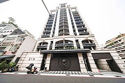 中央公園捷運站新堀江商圏31萬過馬路大立百貨