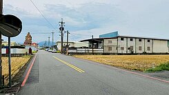 金身土地公旁三角窗金店面   