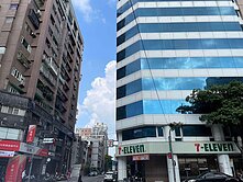 南屯好事多 臨路精美樓店