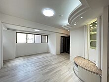 中友一中商圈旁.親親影城.低總價 三房平車