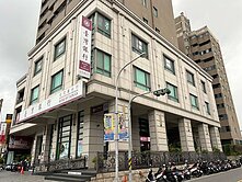 市中心鬧區大型辦公大樓出