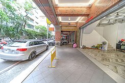 冰山🫧榮總靜巷三角窗店面。無限遐想｜1+夾平車
