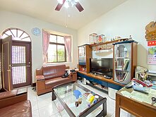 竹北邊間採光大透天．側院汽機車停放空間