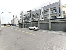 仁武灣北公園旁/臨10米街上/輕屋齡/精緻挑高車墅