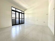 請問芳銘-近高雄火車站中都濕地公園翻新車庫透天