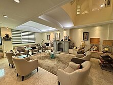 西子灣捷運站/頂級透天店面寬8米/可停雙車/招待所