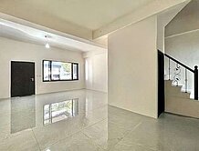 水湳經貿全新電梯透天面寬六米可停雙車