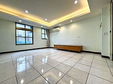 正五權南路稀有樓店 空間大 方正格局 可自住營業