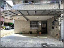 霧峰臨路角間大面寬~可雙車隔孝親房美透天~