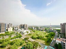 《烏日最猛!高鐵微笑世界朝南次頂樓視野三房平車》