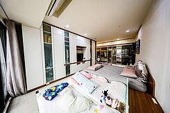 中央公園捷運站新堀江商圏33萬過馬路大立百貨