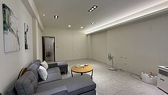 西區美術綠園道旁重新裝潢門前可停車透店 