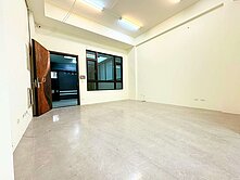 南屯隱富聚落稀有輕屋齡臨路雙車電梯別墅