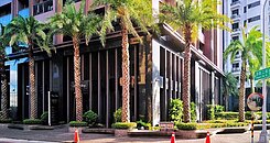 88頂新｜多城國際MM｜大面寬挑高三角窗店面平車