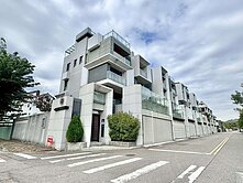 公園首排｜四季山妍｜角間臨路精裝電梯別墅｜可停３車