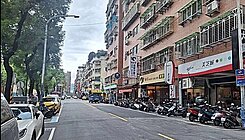 正中榮街邊間金店面