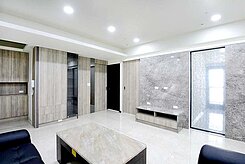 稀有釋出高大特區芳崗博士館｜百萬裝潢大兩房車位