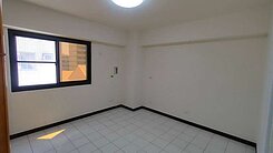 瑞隆商圈/輕軌捷運站臨路翻新騎樓透天