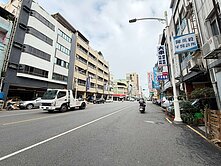 高雄車站八德路上騎樓有市店面商四