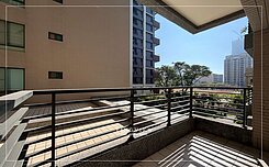 巨蛋商圈超便宜三房車位~全屋亮~看操場