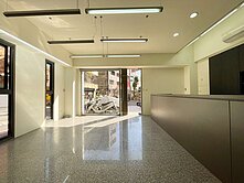 經國艷丨新竹市精華商圈雙面採光金店面＋稀有平車