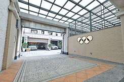 小港~高雄餐旅｜五米面寬車庫別墅｜一卡皮箱可入住