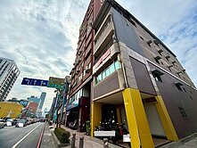 前金捷運站-中華七賢商圈-三民市場-有前陽台套房